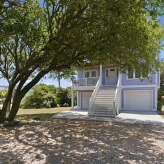 Breath of Heaven - spacious, quiet house across the street from the beach!