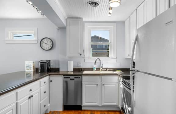 Hit the Beach -  steps away from the beach & pet friendly - Image 5