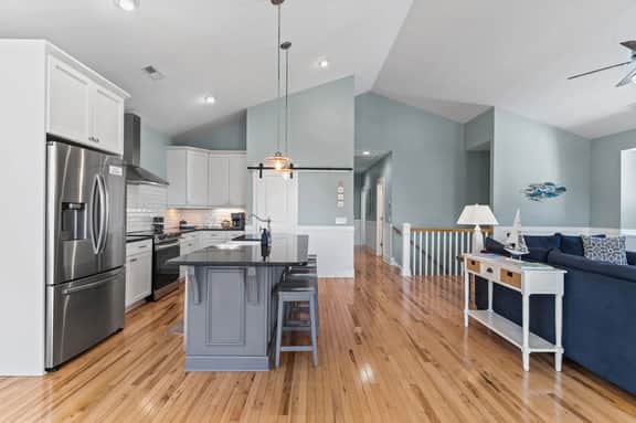 Beach Haven Getaway Sleeps 10, Near Beach, Family-Friendly w/ EV charger - Image 5